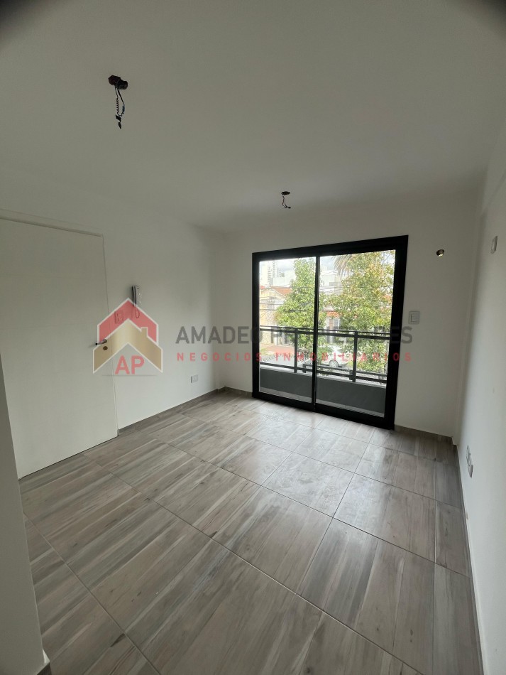 Dpto amb y medio a estrenar al frente con balcon  en 1er piso. Ubicado en Gorriti 717, L de Zamora