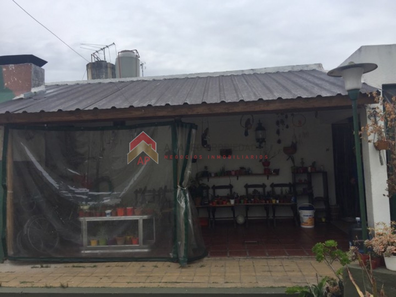 Excelente ph tipo casa con patio, parrilla y cochera descubierta. Excelente ubicacion: Garona 1365, Lomas de Zamora