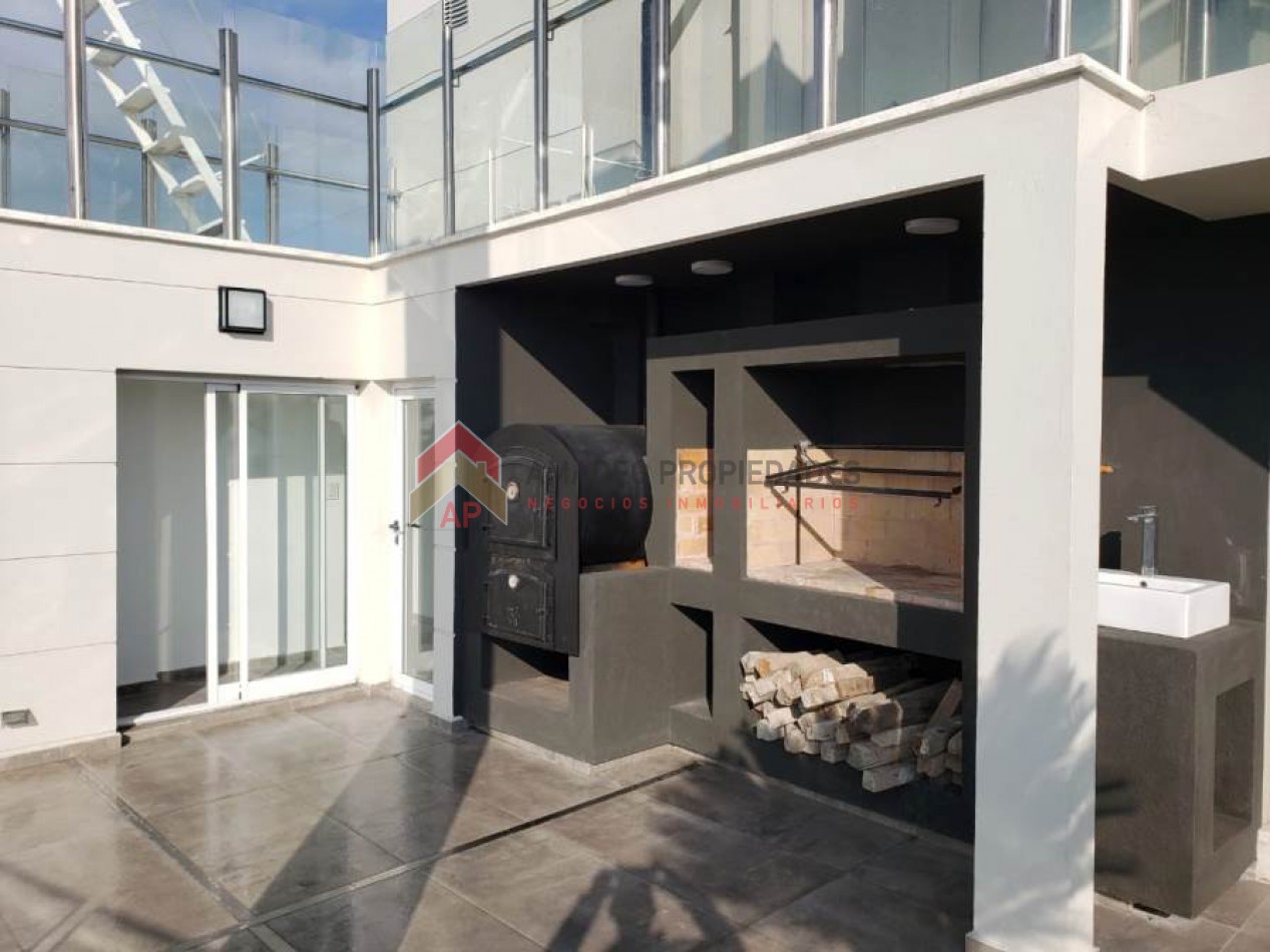 Dpto 4 amb con detalles de categoria premium con dos cocheras. Edificio con sum y pileta. Apto credito. Ubicado en Almirante Brown 2973, Temperley