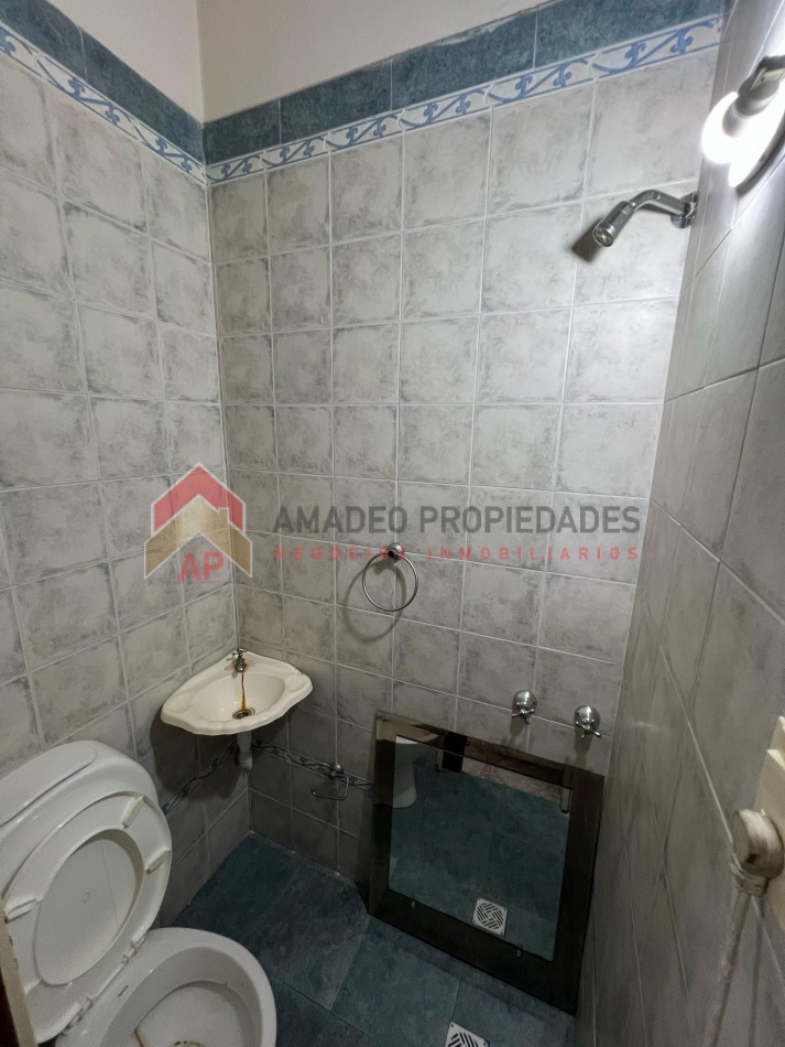 Casa 3 amb con cochera descubierta y parque. Muy buena ubicacion: Carlos Casares 118, Temperley