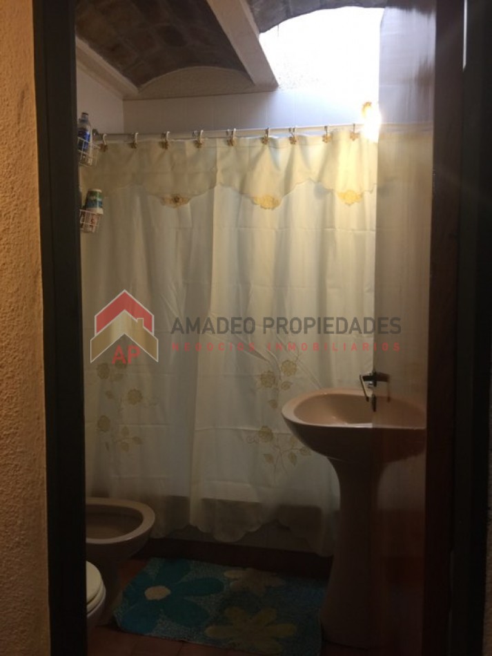 Excelente ph tipo casa con patio, parrilla y cochera descubierta. Excelente ubicacion: Garona 1365, Lomas de Zamora