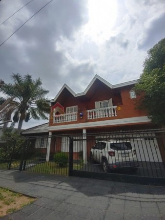 Importante Casa de bonito estilo, ubicada en Alzaga 1390 Temperley