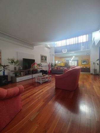 Importante Casa de bonito estilo, ubicada en Alzaga 1390 Temperley