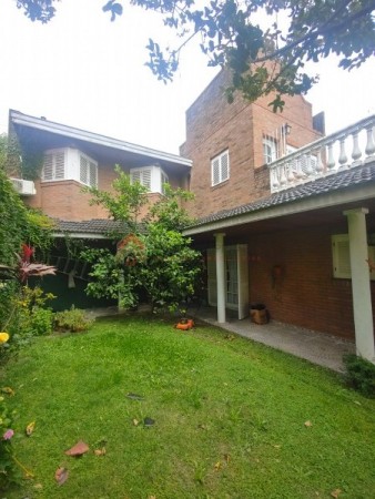 Importante Casa de bonito estilo, ubicada en Alzaga 1390 Temperley