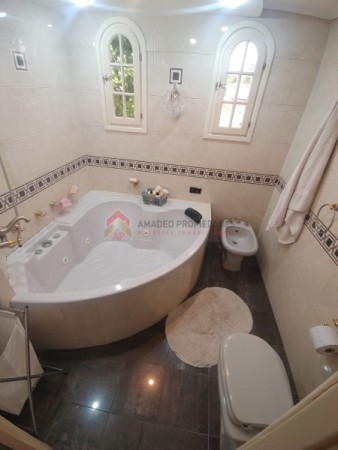 Importante Casa de bonito estilo, ubicada en Alzaga 1390 Temperley