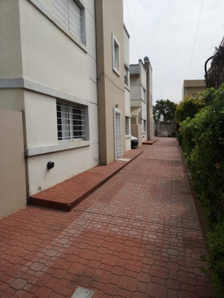 Duplex al frente con patio y cochera, ubicado en Fonrouge 978, Lomas de Zamora
