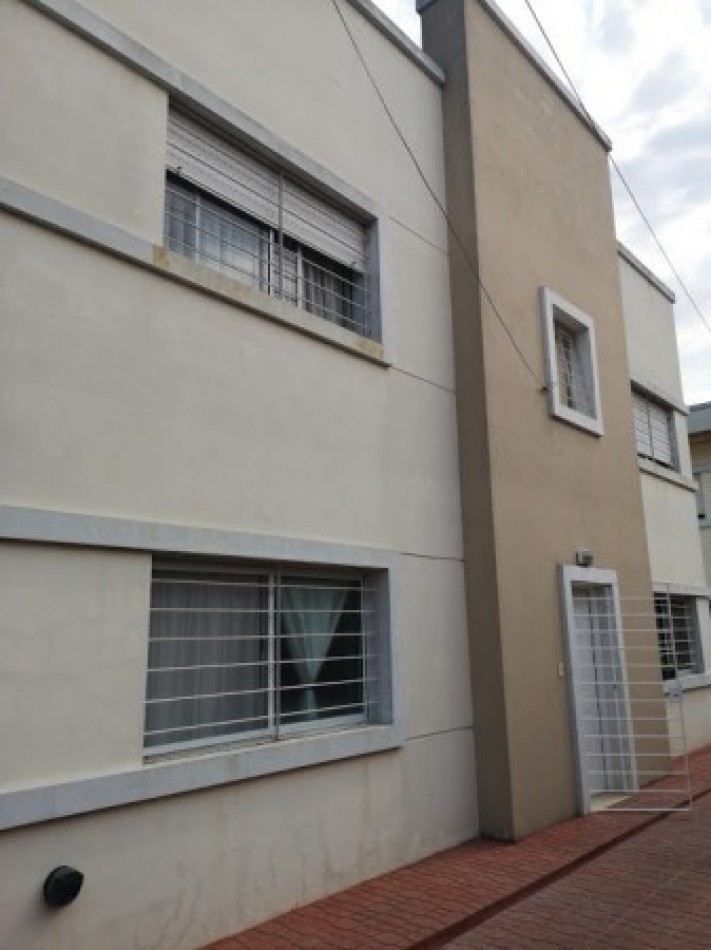 Duplex al frente con patio y cochera, ubicado en Fonrouge 978, Lomas de Zamora