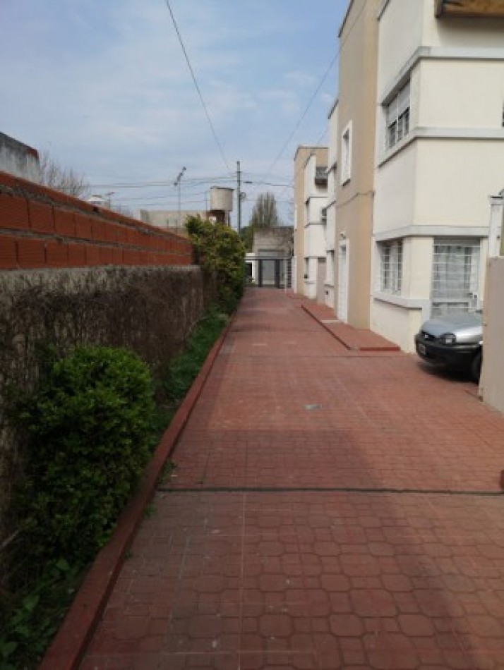 Duplex al frente con patio y cochera, ubicado en Fonrouge 978, Lomas de Zamora
