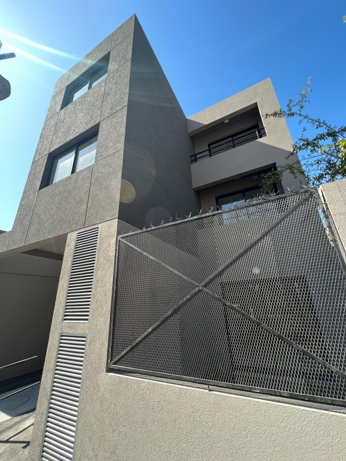 Dpto monoambiente APTO CRED con balcon y cochera poca antiguedad 1er piso por escalera, ubicado Azara 851, Lomas de Zamora