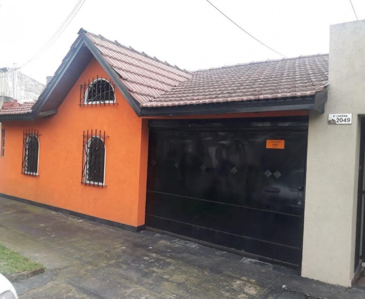 Gran ph tipo casa al frente 4 ambientes con patio. Ubicado en J. Pereyra Lucena 2049, Lomas de Zamora