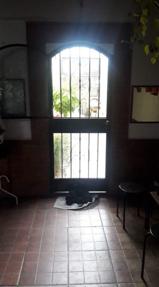 Gran ph tipo casa al frente 4 ambientes con patio. Ubicado en J. Pereyra Lucena 2049, Lomas de Zamora