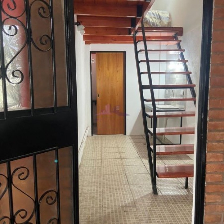 Gran ph tipo casa al frente 4 ambientes con patio. Ubicado en J. Pereyra Lucena 2049, Lomas de Zamora