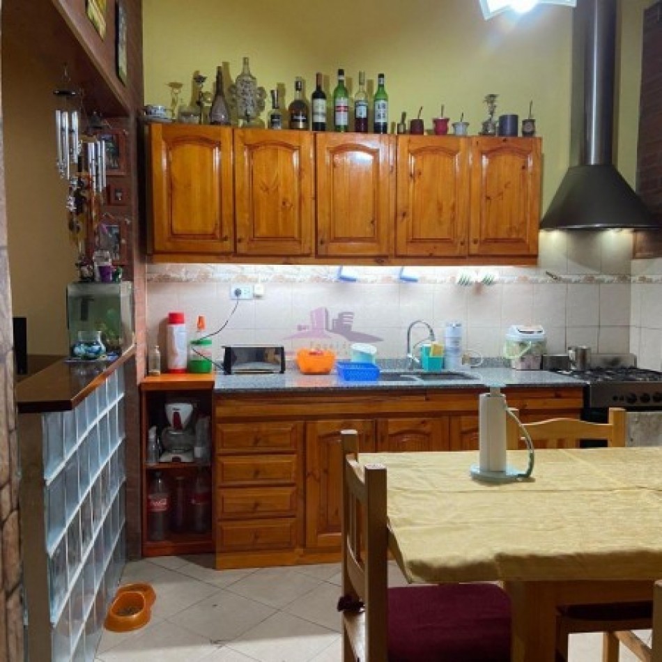 Gran ph tipo casa al frente 4 ambientes con patio. Ubicado en J. Pereyra Lucena 2049, Lomas de Zamora