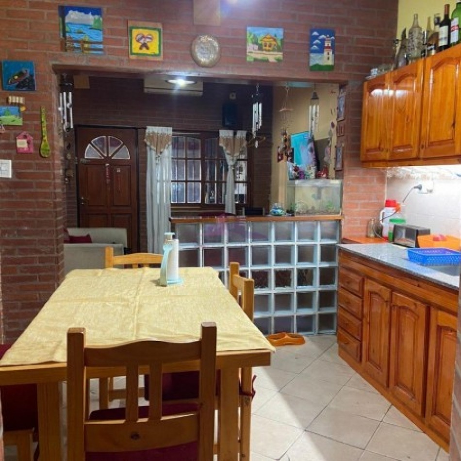 Gran ph tipo casa al frente 4 ambientes con patio. Ubicado en J. Pereyra Lucena 2049, Lomas de Zamora