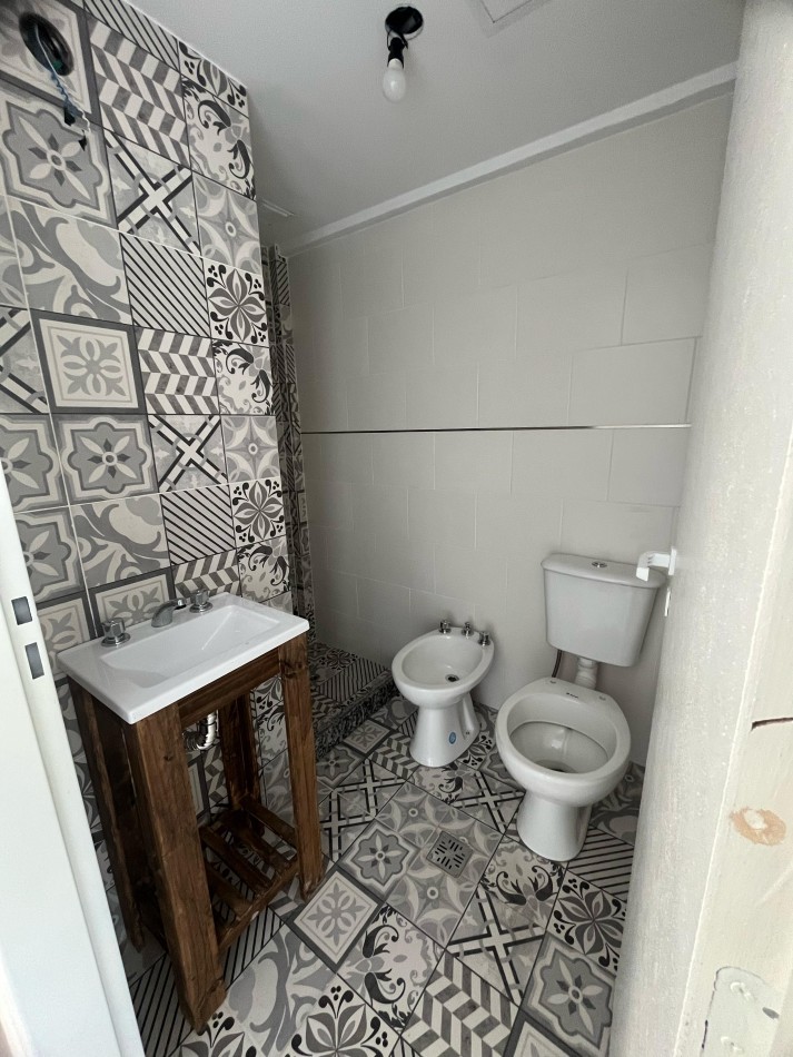 Dpto 2 amb a estrenar al frente con balcon  en 1er piso. Ubicado en Gorriti 717, L de Zamora