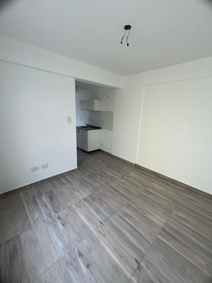 Dpto 2 amb a estrenar al frente con balcon  en 1er piso. Ubicado en Gorriti 717, L de Zamora