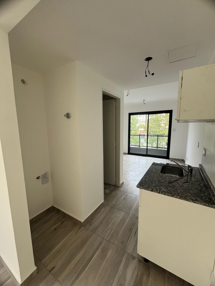 Dpto 2 amb a estrenar al frente con balcon  en 1er piso. Ubicado en Gorriti 717, L de Zamora