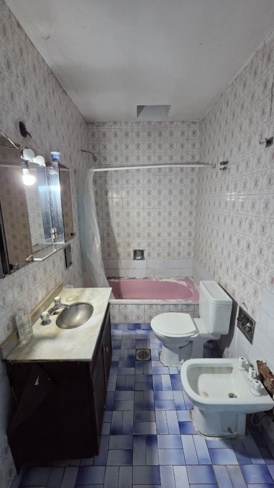 Amplio ph al frente tipo casa totalmente independiente de 4 amb con patio, cochera y terraza. Excelente ubicacion: Juncal 235, Temperley