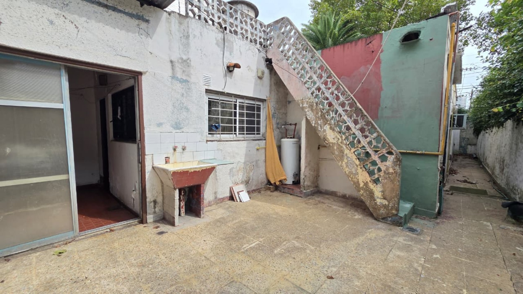 Amplio ph al frente tipo casa totalmente independiente de 4 amb con patio, cochera y terraza. Excelente ubicacion: Juncal 235, Temperley