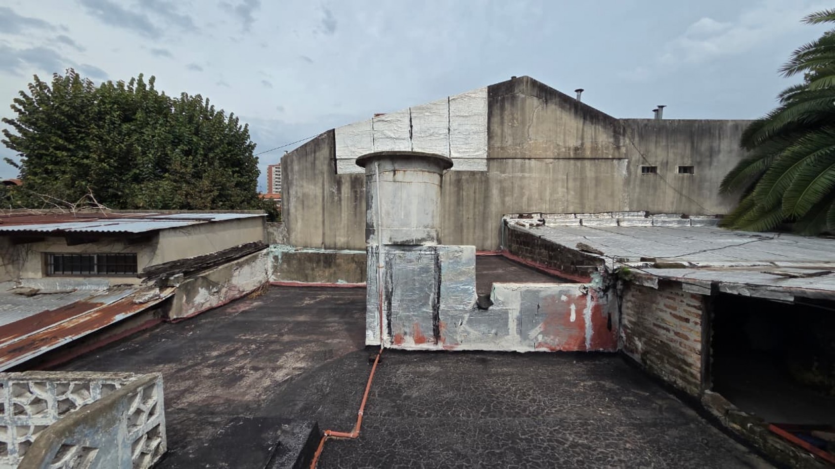 Amplio ph al frente tipo casa totalmente independiente de 4 amb con patio, cochera y terraza. Excelente ubicacion: Juncal 235, Temperley