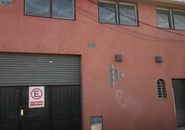 Importante Deposito con oficinas, ubicado en Presidente Peron 1762 Lomas de Zamora