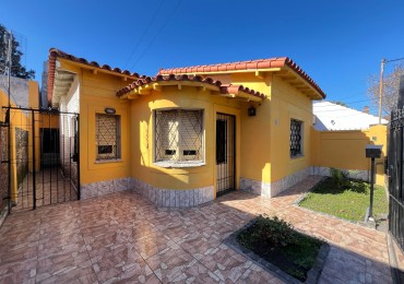 Casa 3 amb con cochera descubierta y parque. Muy buena ubicacion: Carlos Casares 118, Temperley