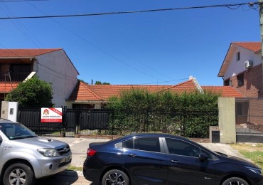 Gran casa 4 amb con cochera, patio y jardin, APTA CREDITO. Ubicada en Chimento 230 Lomas de Zamora