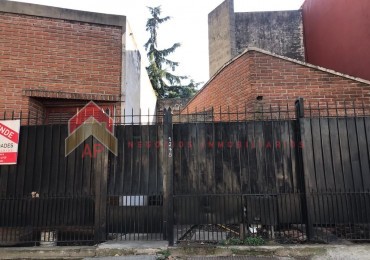 Excelente Casa con importante parque VENTA, ubicado en Cerrito al 1200, Lomas de Zamora
