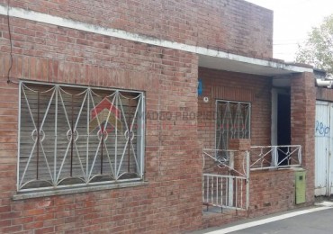 Casa 3 amb con dpto al fondo, ubicada en Maria Curie 84 Lomas de Zamora