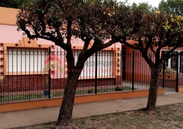 Gran casa 5 amb con patio, parrilla y cochera. Ubicada en Gobernador Arias 1271, Longchamps