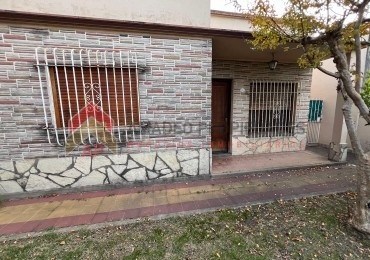 Casa 4 amb con gran parque, APTO CREDITO. Ubicada en Senillosa 171, Temperley