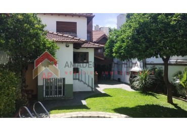 Chalet 6 amb con parque, pileta y garage, ubicado en Acevedo 1300 Banfield