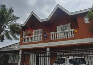 Importante Casa de bonito estilo, ubicada en Alzaga 1390 Temperley
